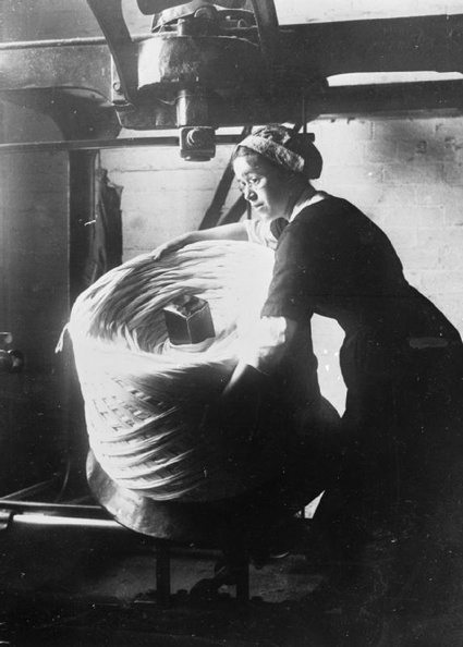 Women_in_Industry_during_the_First_World_War,_Bradford,_1918_Q28516.jpg