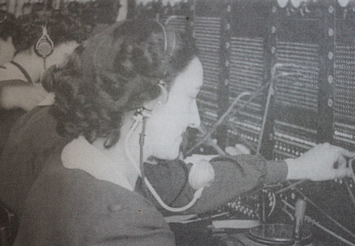 La hermana de Celina Ribechini, en el cuadro de telefonistas de Pamplona en 1950