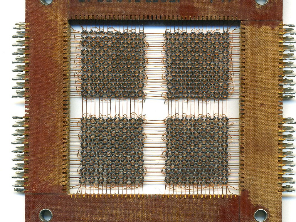 Matriu de memòria (PHILIPS-ELCOMA) de ferrita: 16x16x4 bits (128 bytes) Utilitzada per el 'factor P' com a 16 registres de 16 dígits decimals, que no perdien el seu contigut al apagar la màquina