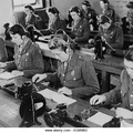 british-enlisted-women-learning-morse-code-in-classroom-ca-1942-world-eg6nb2