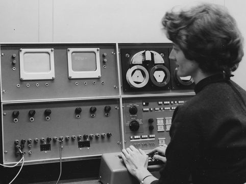 Mary Allen Wilkes, trabajando con el LINC en 1962