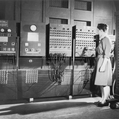 Two women operating ENIAC (full resolution)