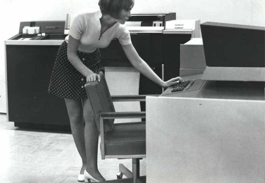 Девушки, техника и компьютеры 60 лет назад6