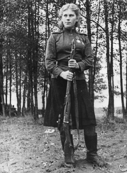 Sniper Roza Shanina with her rifle (Роза Шанина), 1944..jpg
