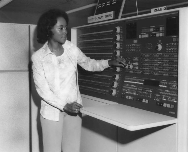 Annie Easley trabajando en un ordenador de la NASA (1978). Fotografía NASA..jpg