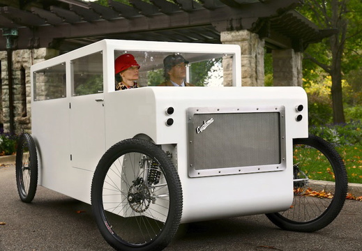 Velomóvil “Cyclone”, con carrocería de aleación de aluminio y reminiscencias al auto convencional Dymaxion de Buckminster Fuller (The Future People, Ann Arbor)