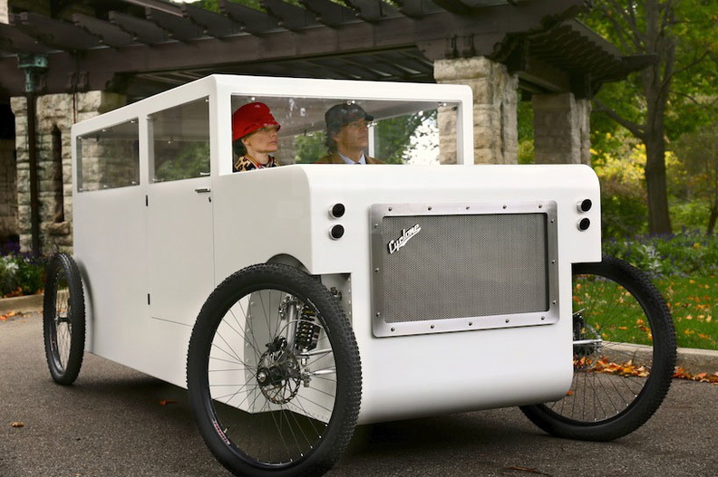 Velomóvil “Cyclone”, con carrocería de aleación de aluminio y reminiscencias al auto convencional Dymaxion de Buckminster Fuller (The Future People, Ann Arbor).jpg