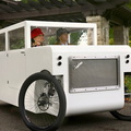 Velomóvil “Cyclone”, con carrocería de aleación de aluminio y reminiscencias al auto convencional Dymaxion de Buckminster Fuller (The Future People, Ann Arbor).jpg