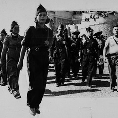 Fotomontaje. Columna Los Aguiluchos de la FAI, saliendo al Frente de Aragón, encabezada por Juan García Oliver, 1936. 