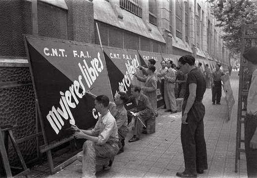 Miembros de la CNT pintan carteles de Mujeres Libres. 16/7/1937