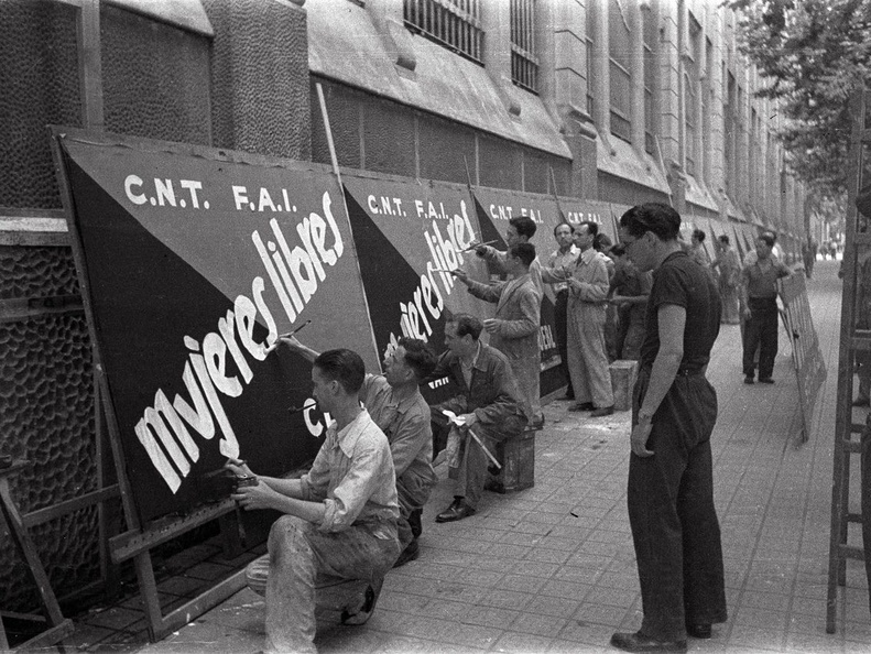 Miembros de la CNT pintan carteles de Mujeres Libres. 16/7/1937