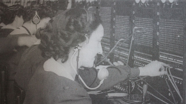 La hermana de Celina Ribechini, en el cuadro de telefonistas de Pamplona en 1950.jpg