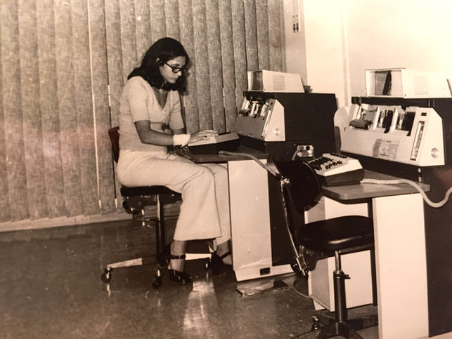 Rosa Casellas, cuando trabajaba como perforadora antes de entrar en Telesincro.jpg