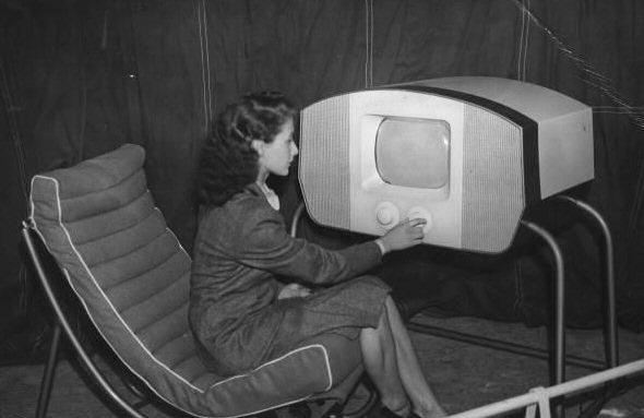 Девушки, техника и компьютеры 60 лет назад1.jpg