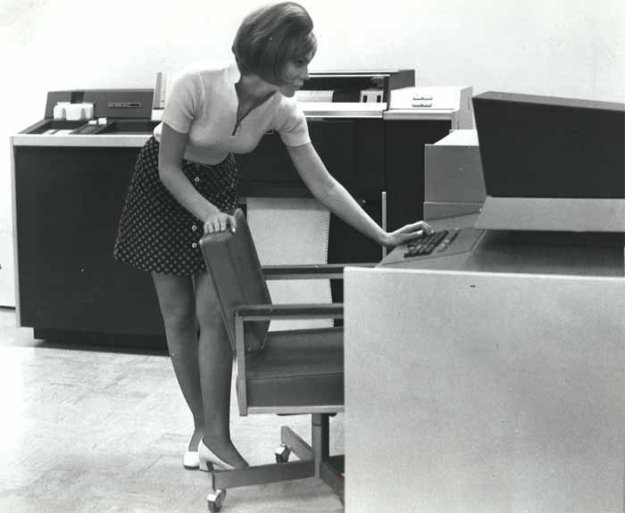 Девушки, техника и компьютеры 60 лет назад6.jpg