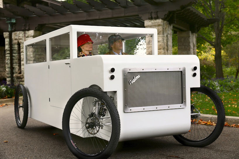 Velomóvil “Cyclone”, con carrocería de aleación de aluminio y reminiscencias al auto convencional Dymaxion de Buckminster Fuller (The Future People, Ann Arbor)