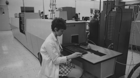1974-manufacturing-processors-rwd.jpg.rendition.intel.web.480.270